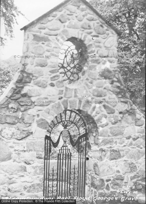 Photo of Llanystumdwy, Earl Lloyd George's Grave c.1955