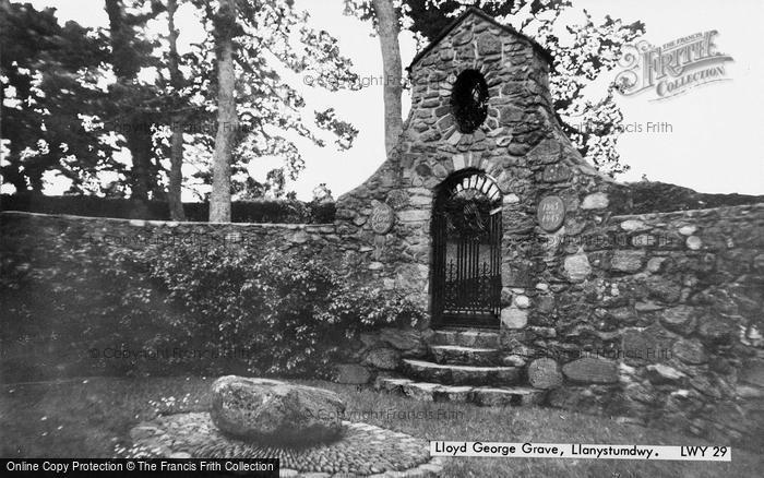 Photo of Llanystumdwy, Lloyd George's Grave c.1955