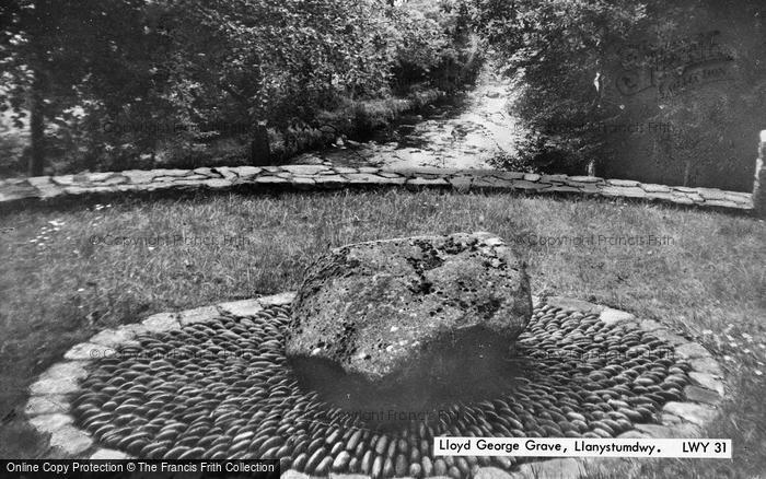 Photo of Llanystumdwy, Lloyd George's Grave c.1955