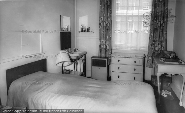 Photo of London, A Bedroom, St John House, Eaton Place c.1960