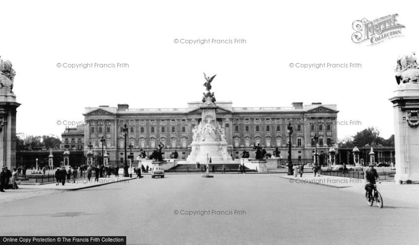 London, Buckingham Palace and the Mall c1955