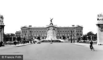 London, Buckingham Palace and the Mall c1955