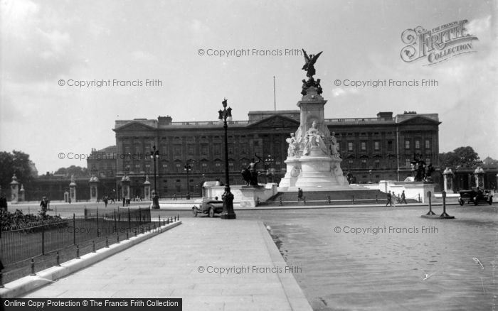 Photo of London, Buckingham Palace And Victoria Memorial c.1915
