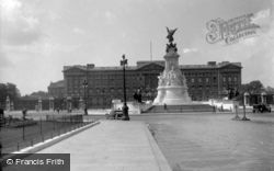 Buckingham Palace And Victoria Memorial c.1915, London