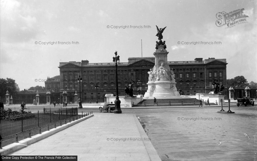 London, Buckingham Palace and Victoria Memorial c1915