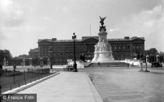 London, Buckingham Palace and Victoria Memorial c1915