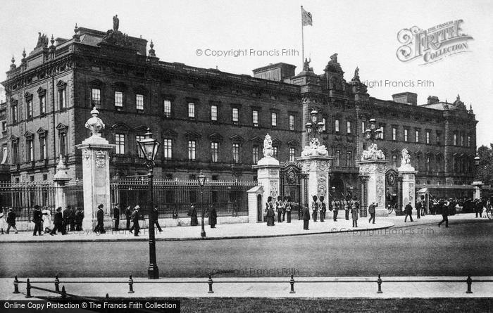 Photo of London, Buckingham Palace c.1890