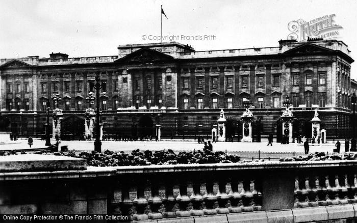 Photo of London, Buckingham Palace c.1930