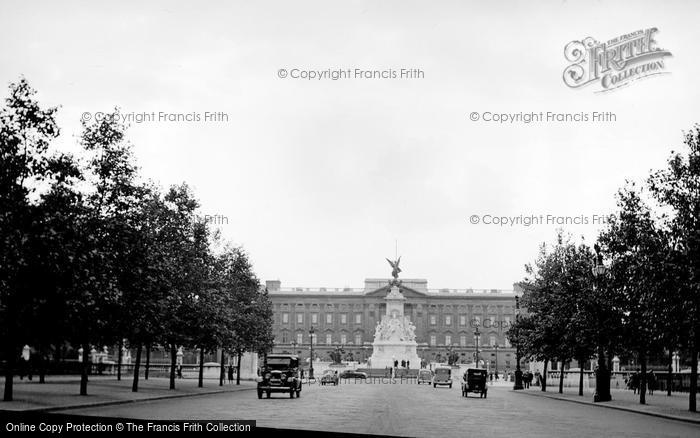 Photo of London, Buckingham Palace c.1935