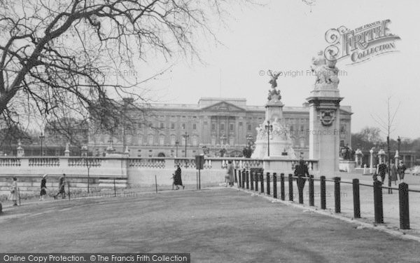 Photo of London, Buckingham Palace c.1955