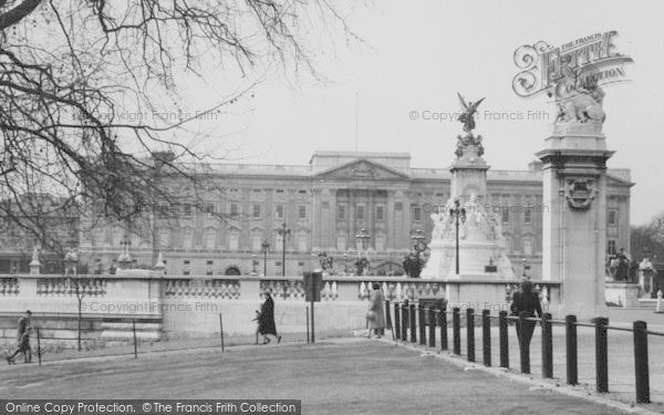 Photo of London, Buckingham Palace c.1955