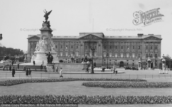 Photo of London, Buckingham Palace c.1955
