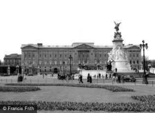London, Buckingham Palace c1955