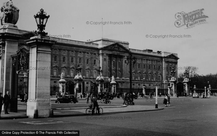 Photo of London, Buckingham Palace c.1955