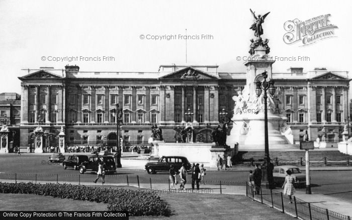 Photo of London, Buckingham Palace c.1956