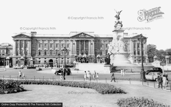 Photo of London, Buckingham Palace c.1965