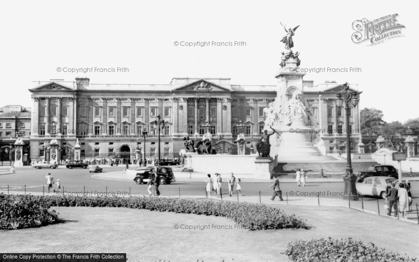 London, Buckingham Palace c1965