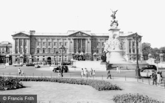 London, Buckingham Palace c1965