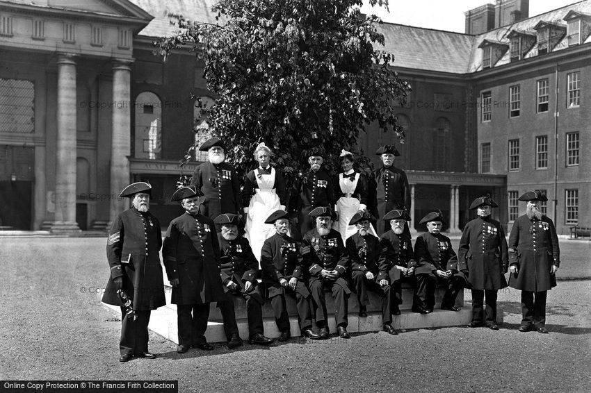 London, Chelsea Pensioners on Oak Apple Day c1898