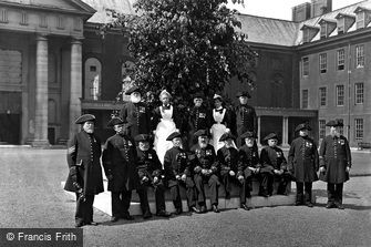 London, Chelsea Pensioners on Oak Apple Day c1898