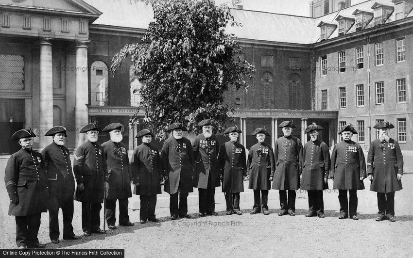 London, Chelsea Pensioners on Oak Apple Day c1898