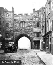 London, Clerkenwell, St John's Gate c1870