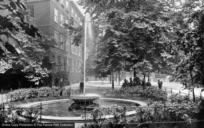 Photo of London, Fountain Court, The Temple c.1895