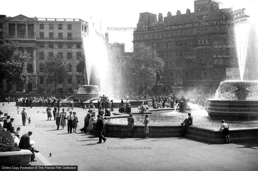 London, Fountains in Trafalgar Square c1950