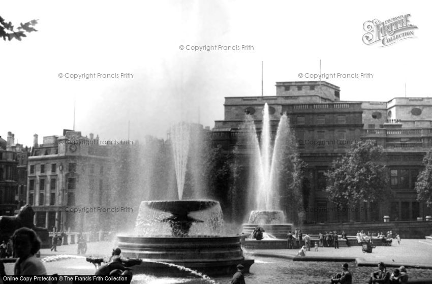 London, Fountains, Trafalgar Square c1950