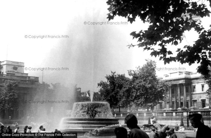 Photo of London, Fountains, Trafalgar Square c.1950