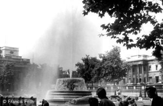 London, Fountains, Trafalgar Square c1950