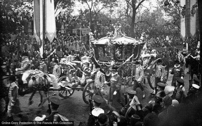 Photo of London, George VI Coronation, Royal Coach In Parade 1937