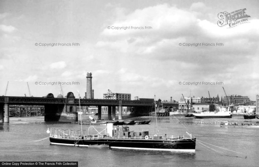 London, Hungerford Bridge c1950