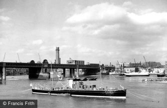 London, Hungerford Bridge c1950