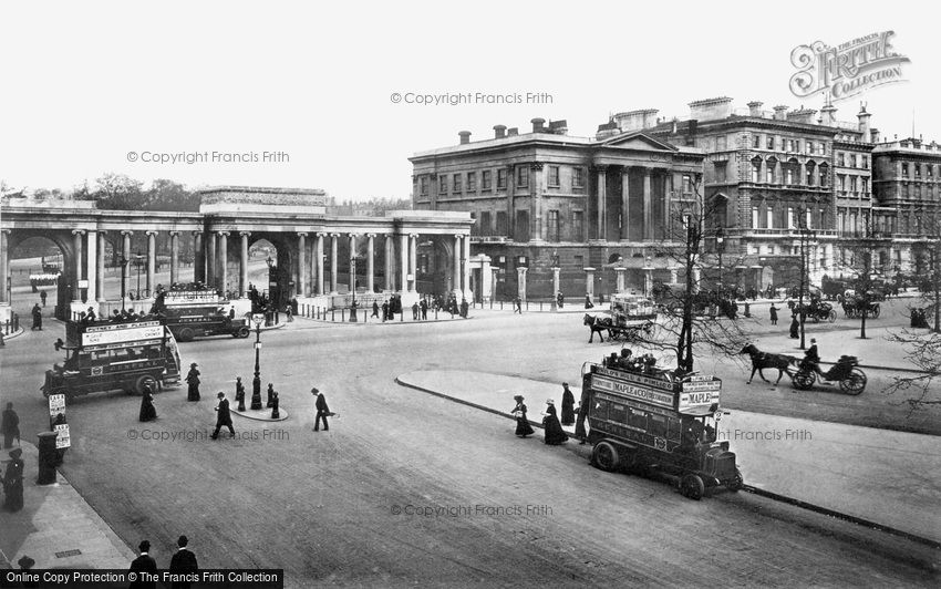 London, Hyde Park Corner, the Screen and Apsley House c1908