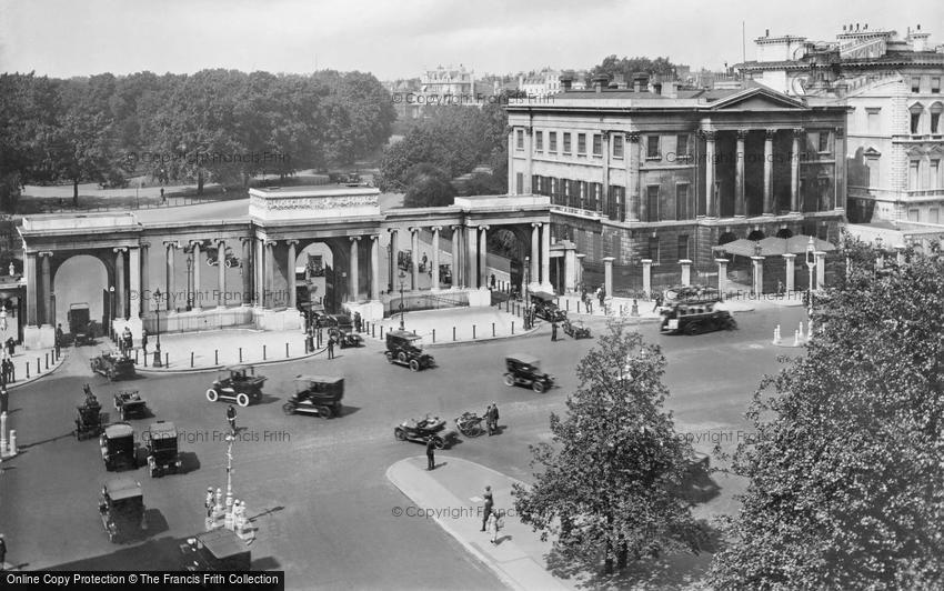 London, Hyde Park Corner, the Screen and Apsley House c1920