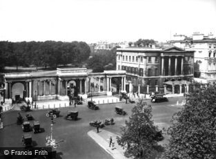 London, Hyde Park Corner, the Screen and Apsley House c1920