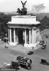 Hyde Park Corner, The Wellington Arch 1915, London