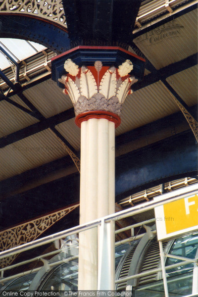 Photo of London, Papyrus Bundle Column, Liverpool Street 2004