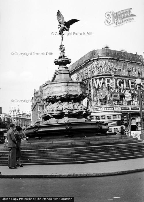 Photo of London, Piccadilly Circus c.1939