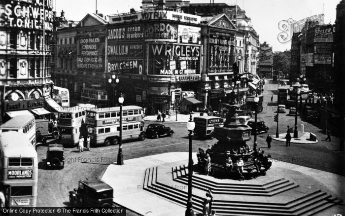 Photo of London, Piccadilly Circus c.1949