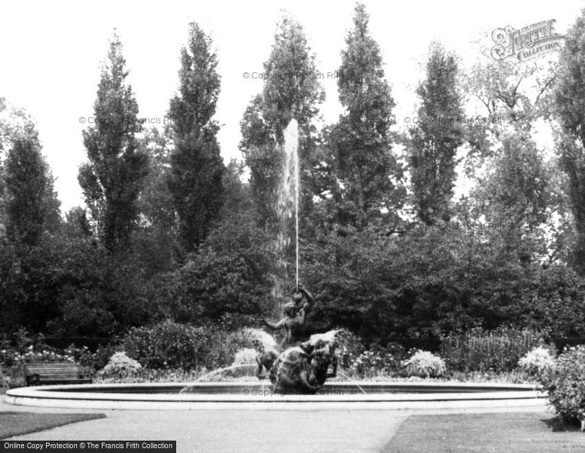 London, Queen Mary Gardens c1965