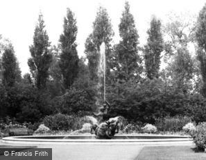 London, Queen Mary Gardens c1965