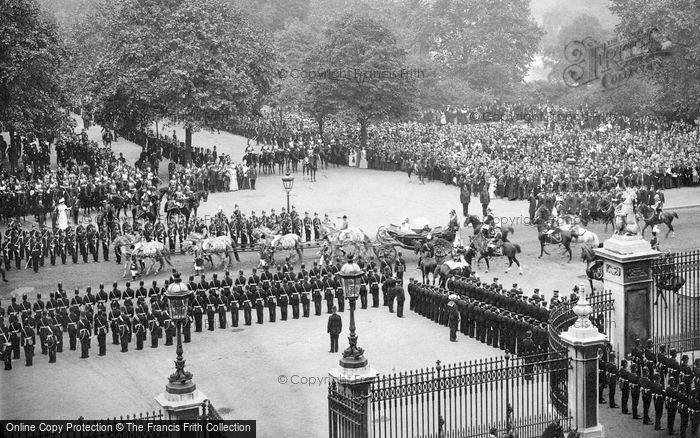 Photo of London, Queen Victoria Leaving Buckingham Palace, Jubilee Day 1897