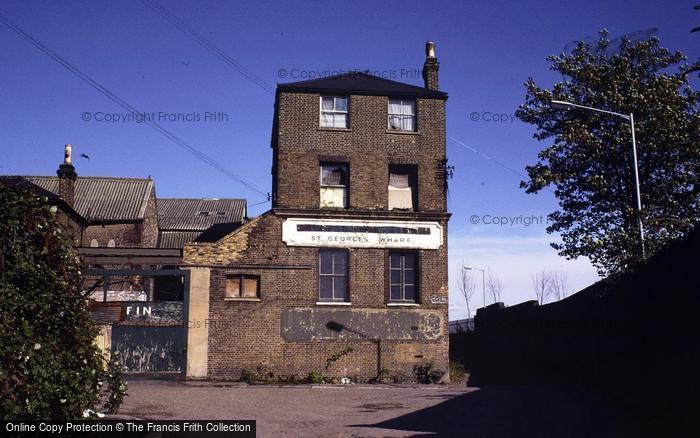 Photo of London, Rotherhithe, St George's Wharf 1984