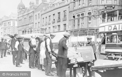 Shoreditch, Bookstall In The High Street c.1930, London