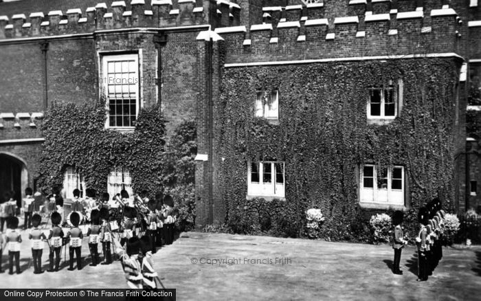 Photo of London, St James' Palace, Changing The Guard c.1949