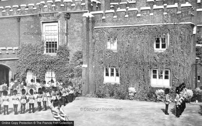 Photo of London, St James' Palace, Changing The Guard c.1949