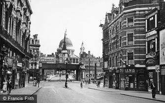 London, St Paul's Cathedral from Fleet Street c1950