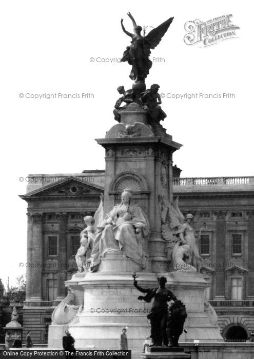 Photo of London, Statue By Buckingham Palace c.1955